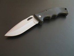 Smooth edged folding knife for hunting